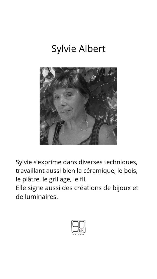 Sylvie est une infatigable créatrice !
Que ce soit le fil de fer, la céramique, le bois, le grillage, le plâtre ou le papier aquarelle, tout l'inspire. Elle les imagine principalement en bijoux et en luminaires.
Trois de ses suspensions sont visibles à la Galerie et bien d'autres dans sa boutique "La maison d'à coté" 33 rue Aliénor d'Aquitaine également à Taillebourg
Vous pouvez aussi retrouver ses oeuvres à "La manufacture" d'Aubeterre-sur-Dronne et sur @lamanufactureaubeterre

@sylviealbert17
#womenartist #taillebourg17 #frenchartist
#artcontemporainfrançais #nouvelleaquitaine_focus_on #charentestourisme #charentemaritime #galeriedart #auberterresurdronne